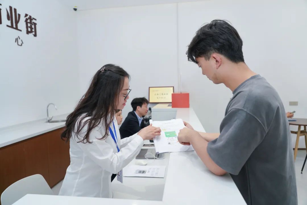 化工公司網(wǎng)站模板,化工公司網(wǎng)頁模板,響應式模板,網(wǎng)站制作,網(wǎng)站建站 圖片