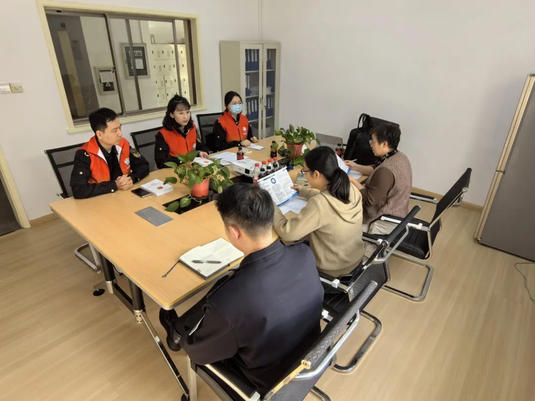化工公司網(wǎng)站模板,化工公司網(wǎng)頁模板,響應(yīng)式模板,網(wǎng)站制作,網(wǎng)站建站 圖片