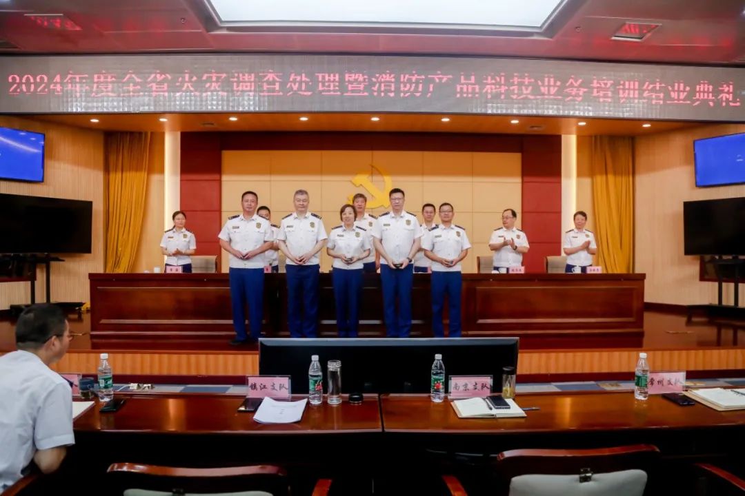 化工公司網(wǎng)站模板,化工公司網(wǎng)頁模板,響應式模板,網(wǎng)站制作,網(wǎng)站建站 圖片